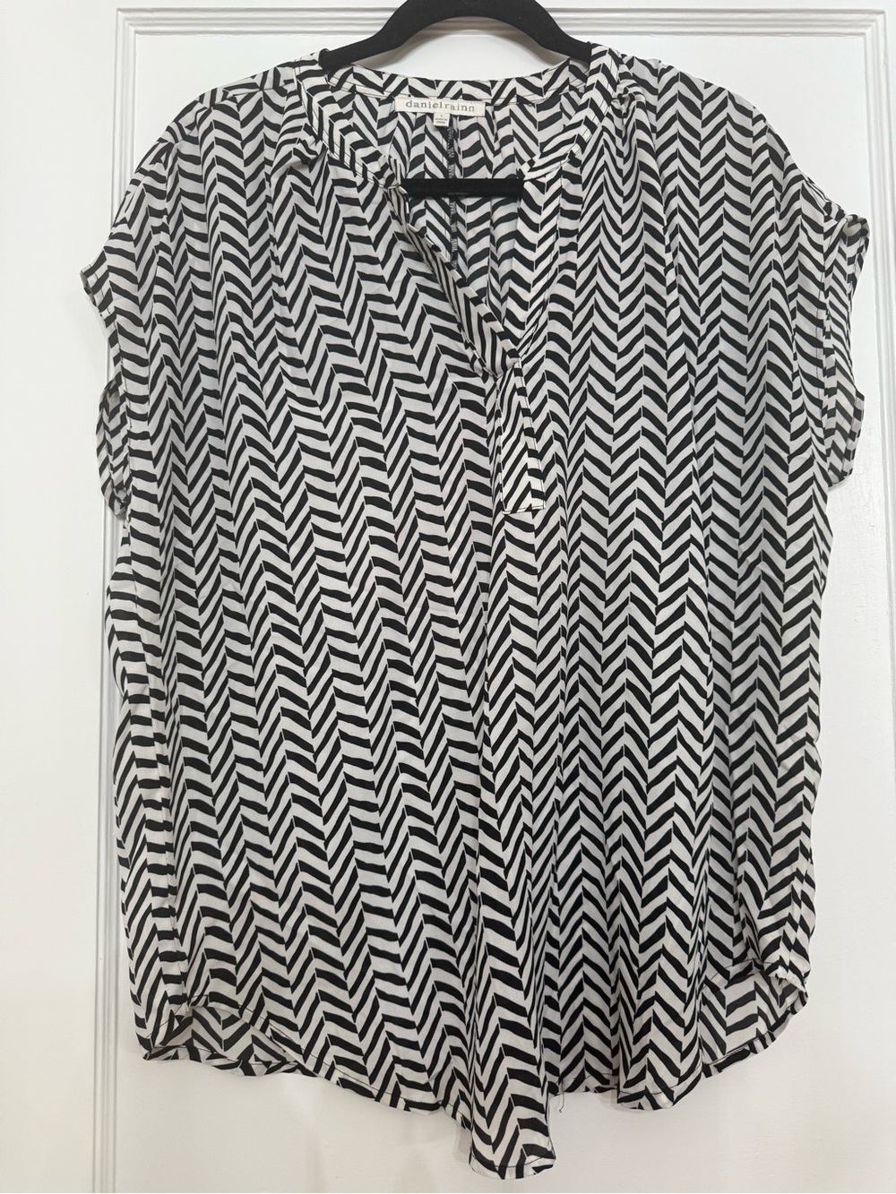 Daniel rainn Black & White Chevron Print V-Neck Blouse Top Large